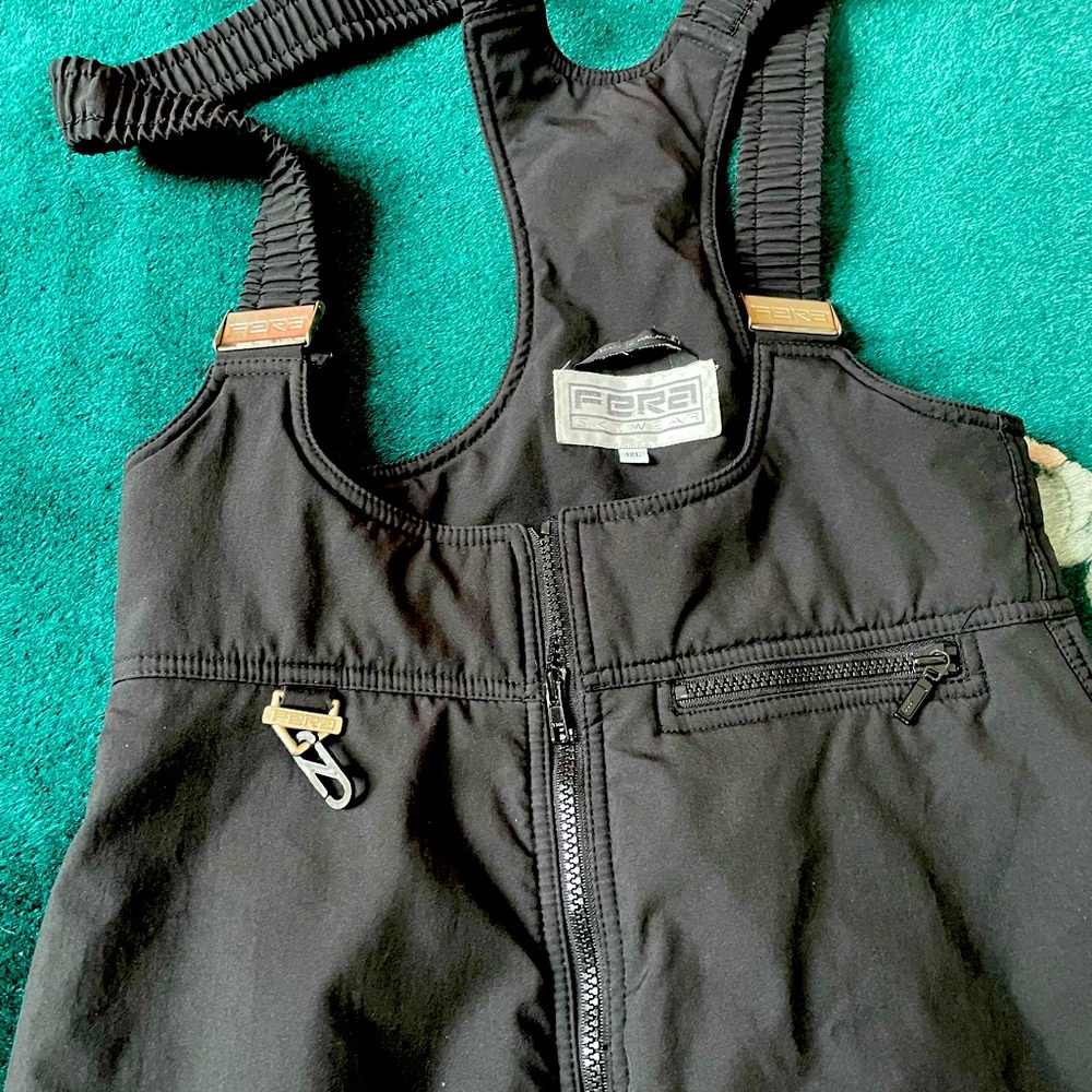 Womens skiing clothing. Excellent condition; attractive. & comfortable!